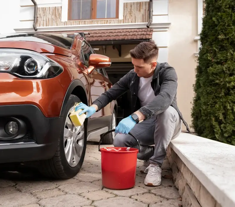 Lavage auto à domicile Rontalon : professionnel intervenant sur un véhicule